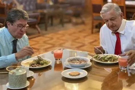 Monreal quiere que le enfrijolen la salchicha coctelera